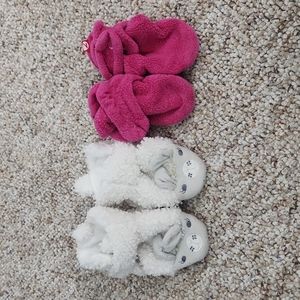 2 pairs of baby booties